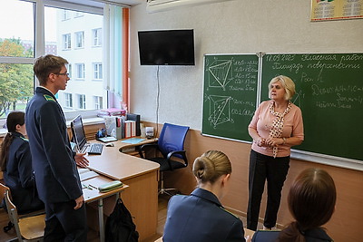 \"Такое обучение дает большие возможности\". Как в столичной гимназии готовят будущих таможенников