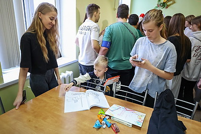 Новогодние подарки через окошки. Энергетики поздравили пациентов детской больницы Гродно