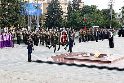 Святейший Патриарх Кирилл возложил венок к монументу Победы в Минске