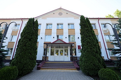 Ремонт дорог, электроотопление. Помощник Президента провел прием граждан и прямую линию в Городке