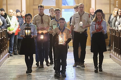Символ мира, любви и религиозного единства. В Гродно прибыл Вифлеемский огонь