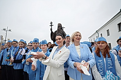 Сотни юных миротворцев собрались в центре Минска на линейку к Международному дню мира