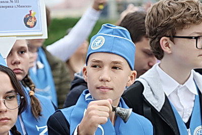 Сотни юных миротворцев собрались в центре Минска на линейку к Международному дню мира