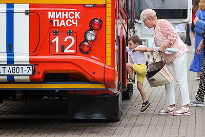 Интерактивные площадки, выставка техники и водная феерия. День пожарной службы отметили в Минске