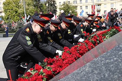 Память живет в сердцах! Народное возложение проходит на Площади Победы