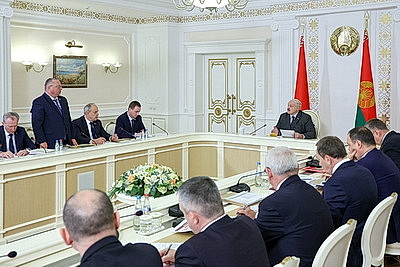 Лукашенко представили два варианта программы пятилетки