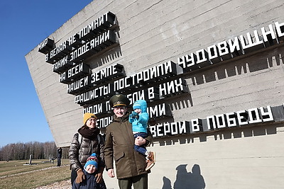 Колокола и людская скорбь. В день памяти Хатыни на мемориале возлагают цветы