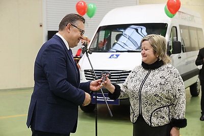 Ключи от микроавтобусов передали в соцучреждения страны
