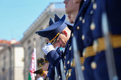 Член Посткома Политбюро ЦК КПК возложил венок к монументу Победы в Минске