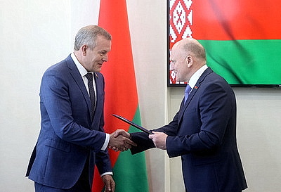 За выполнение важных задач. Вольфович вручил награды представителям разных сфер Гомельской области