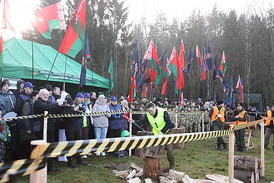 Невероятная атмосфера. Четвертый чемпионат по колке дров среди СМИ проходит в Минском районе