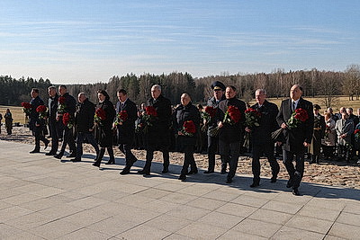 Колокола и людская скорбь. В день памяти Хатыни на мемориале возлагают цветы