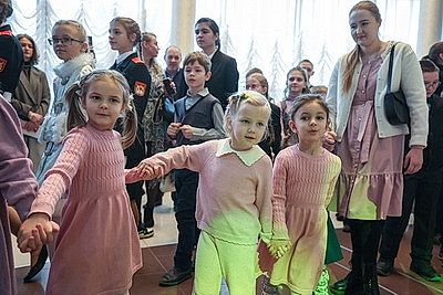 Дед Мороз, подарки и хороводы. 800 детей собрал благотворительный праздник в Гродно