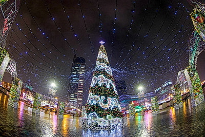 Новогодняя иллюминация превратила столицу в зимнюю сказку