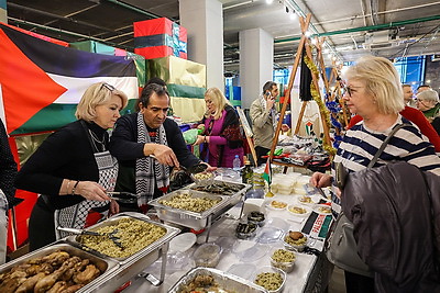 Добро, мир и рождественские подарки. Супруги послов провели предновогоднюю благотворительную ярмарку
