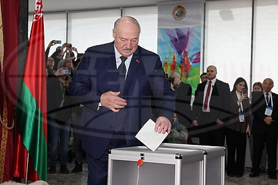 Лукашенко проголосовал на президентских выборах и провел пресс-конференцию для СМИ