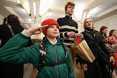 \"И все о той весне\". Патриотическая молодежная акция прошла в Минском метрополитене