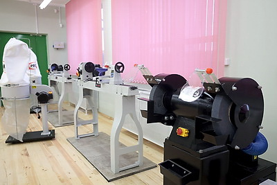 Современная и просторная. Новая школа в Боровлянах на 1 тыс. мест приняла первых учеников