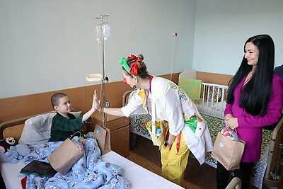 Во время акции \"ЖИТЬ, нельзя болеть\" детям в РНПЦ радиационной медицины вручили подарки