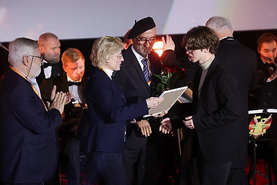 \"Лiстапад\": специальный приз Президента Беларуси присужден китайскому режиссеру Чжан Чжуну