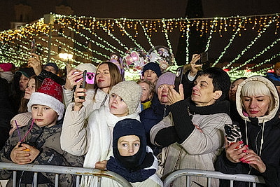 Шествие Дедов Морозов и Снегурочек собрало в Гродно более 700 участников