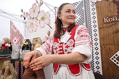 \"Вясновы букет\": сотни мастеров народных ремесел со всей Беларуси презентовали работы у Минской ратуши