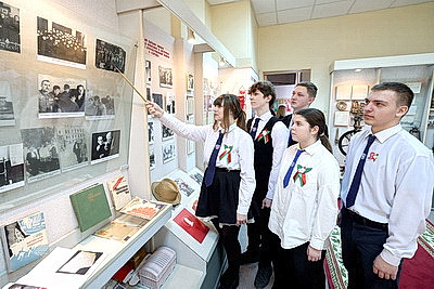 Учащиеся витебской школы передали фонду Талая монеты на создание народного памятника героям ВОВ в Москве