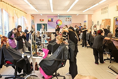 \"Золотые ножницы\" в деле. Более 20 парикмахеров сражаются за победу на конкурсе в Гомеле