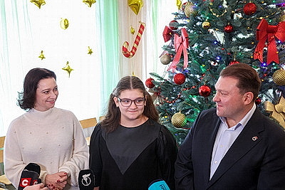 Глава Президентского спортивного клуба поздравил с Новым годом детей из социально-педагогического центра Солигорского района