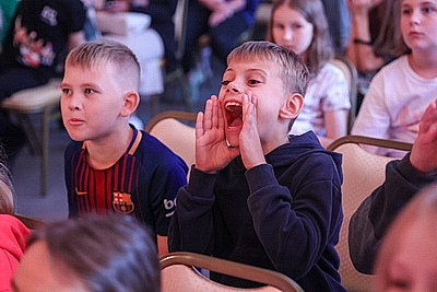 Спорт для сильных духом. С тренером хоккейного клуба \"Динамо Джуниверс\" встретились воспитанники лагеря \"Оптимист\"