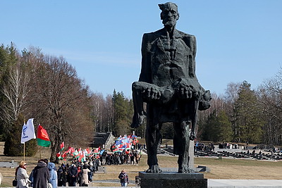 Колокола и людская скорбь. В день памяти Хатыни на мемориале возлагают цветы