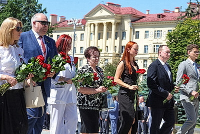Народное возложение цветов прошло у монумента Победы в Минске
