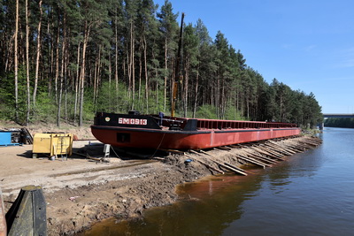 Модернизированную баржу для речного пароходства спустили на воду Немана в Гродно