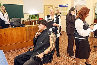 \"Золотые ножницы\" в деле. Более 20 парикмахеров сражаются за победу на конкурсе в Гомеле