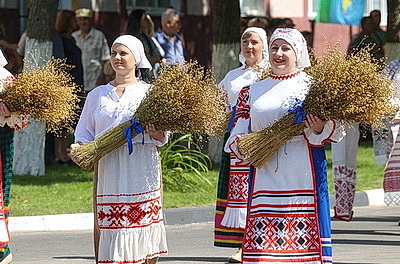 \"Льняная карусель\" закружила в Корме
