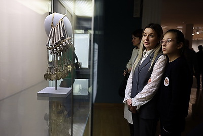 \"Элегантность серебра\". В Национальном художественном музее представили сокровища оманского двора