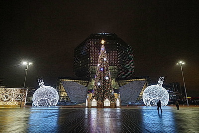 Новогодняя иллюминация превратила столицу в зимнюю сказку