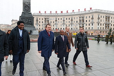 Спикер Сената Республики Кения возложил цветы к монументу Победы в Минске