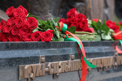 В Гродно на территории мемориала \"Шталаг-324\" установили памятный знак \"Древо жизни\"