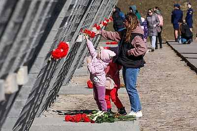 Колокола и людская скорбь. В день памяти Хатыни на мемориале возлагают цветы