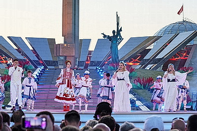 Гала-концерт \"Сильны в единстве, едины в песне\" собрал тысячи минчан у стелы \"Минск - город-герой\"