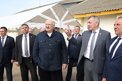 Лукашенко во время рабочей поездки посетил объекты АПК в Шклове