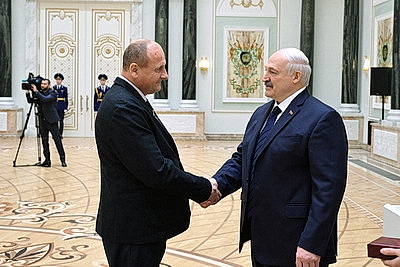 Лукашенко вручил награды заслуженным аграриям Беларуси