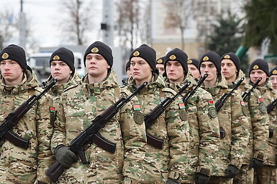 Молодое пополнение военнослужащих внутренних войск приняло присягу на площади Победы в Витебске
