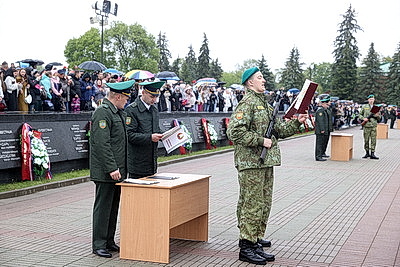 Молодое пополнение пограничников и военнослужащих внутренних войск приняли присягу в Брестской крепости