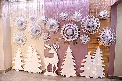 Магия из подручных материалов. Брестчане превратили свои подъезды в новогодние фотозоны