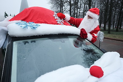 Новогодний автопарад и открытие резиденции Деда Мороза. В Могилеве дали старт праздничным мероприятиям