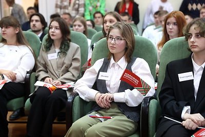 \"НЕскучная НЕлекция\": диалог с молодежью проходит на \"Марафоне единства\" в Лиде