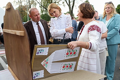 День белорусской письменности. В Лиде прошло открытие новой скульптуры, памятное гашение марки, презентации