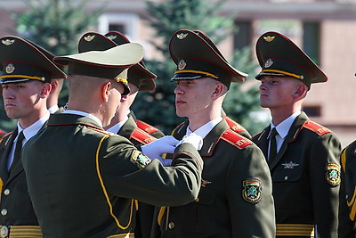 Член Посткома Политбюро ЦК КПК возложил венок к монументу Победы в Минске